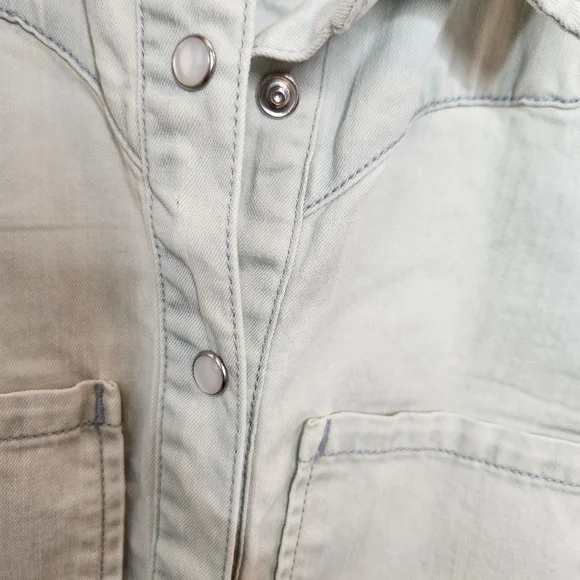 IDYLLWIND By Miranda Lambert Light Denim Chambray Sleeveless Shirt Pearl Snap - Picture 6 of 8